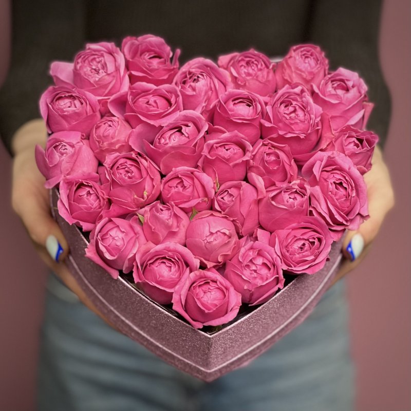 Малиновые кустовые пионовидные розы Сердце 'L'