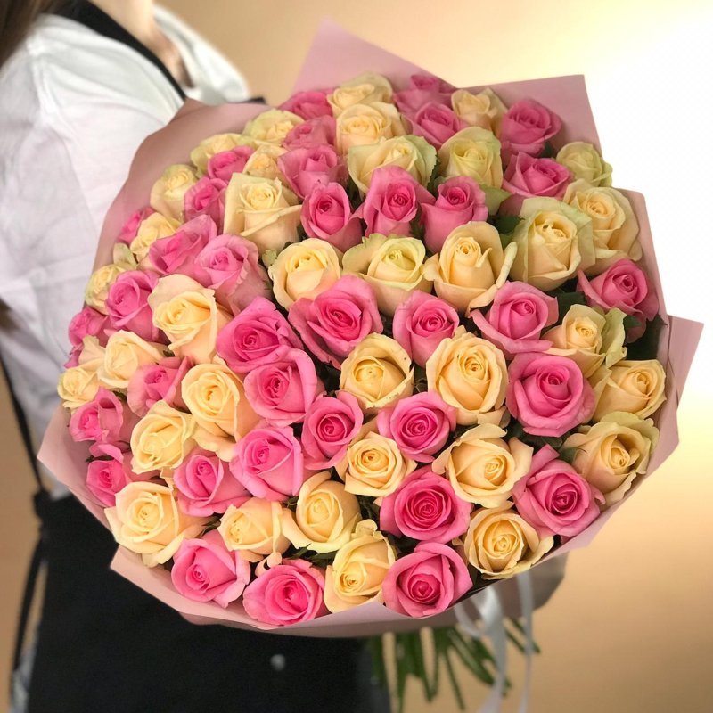 Букет из кремовых и розовых роз 71 шт. (40 см)