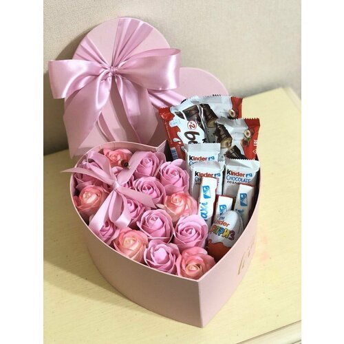 Подарок / Розы из мыла с шоколадом
