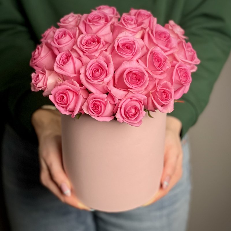 Розовые розы в шляпной коробке M