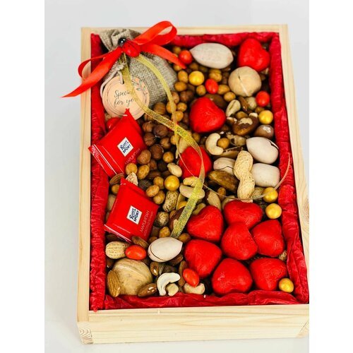 Подарочный микс Орехов с конфетами и чаем на 14 февраля и 8 марта в деревянной коробке