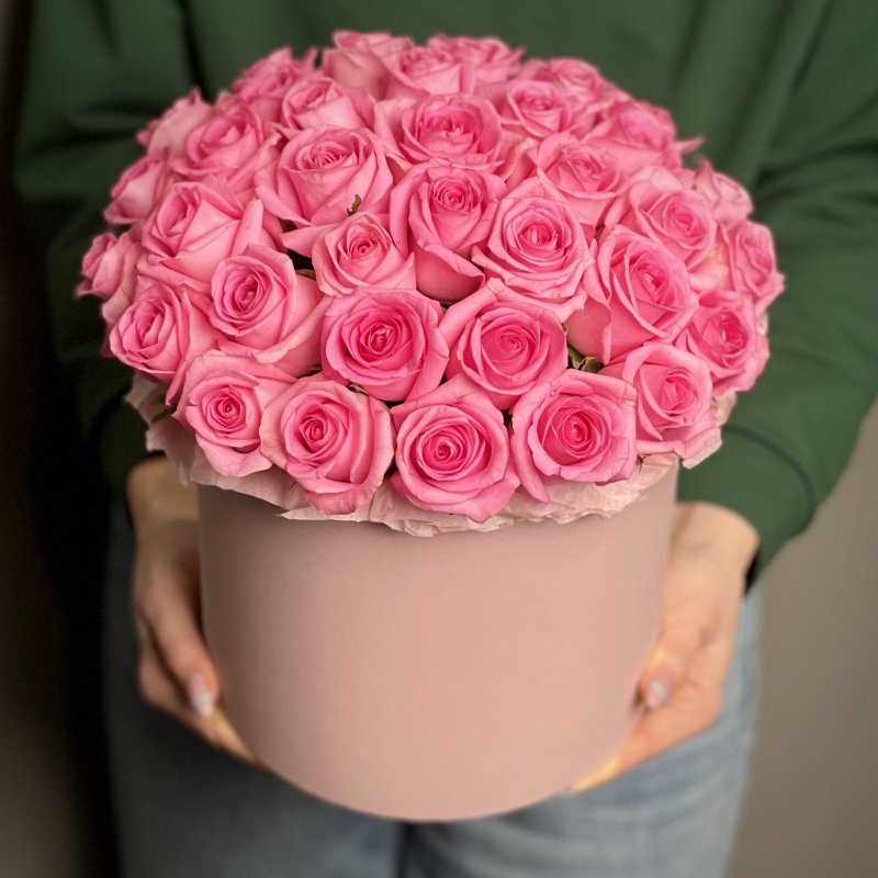 Розовые розы в шляпной коробке L