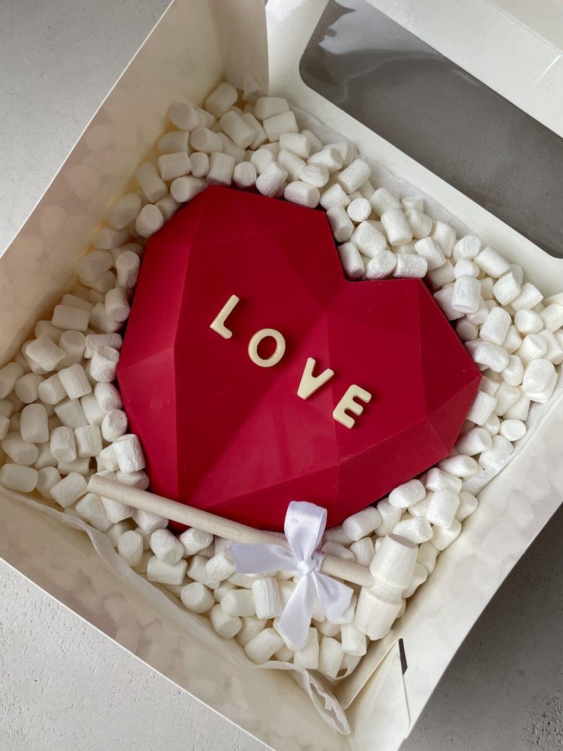 Сердце-пиньята 'Love' - 6 клубник + 1 шоколадное сердце