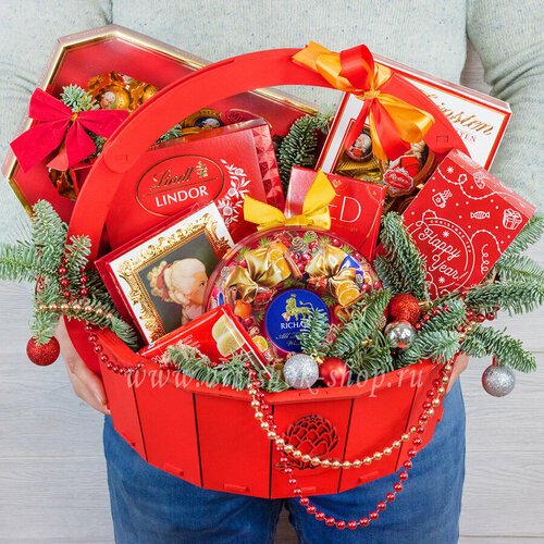 Новогодняя подарочная корзина для женщины с конфетами и шоколадом артишок №688