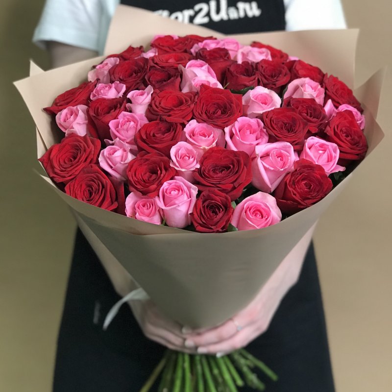 Букет из красных и розовых роз 51 шт. (70 см)